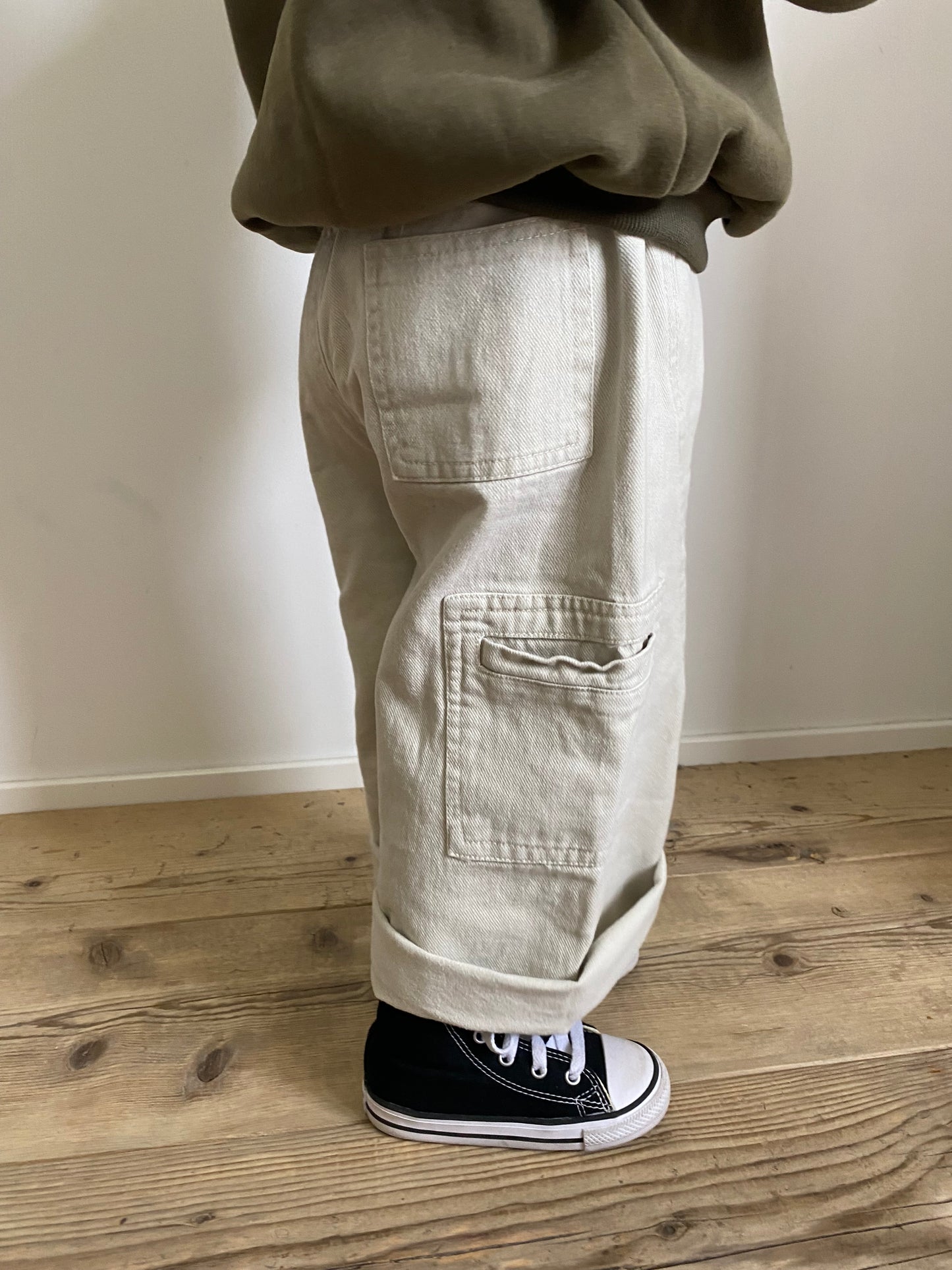 Pantalone con cucitura asimmetrica