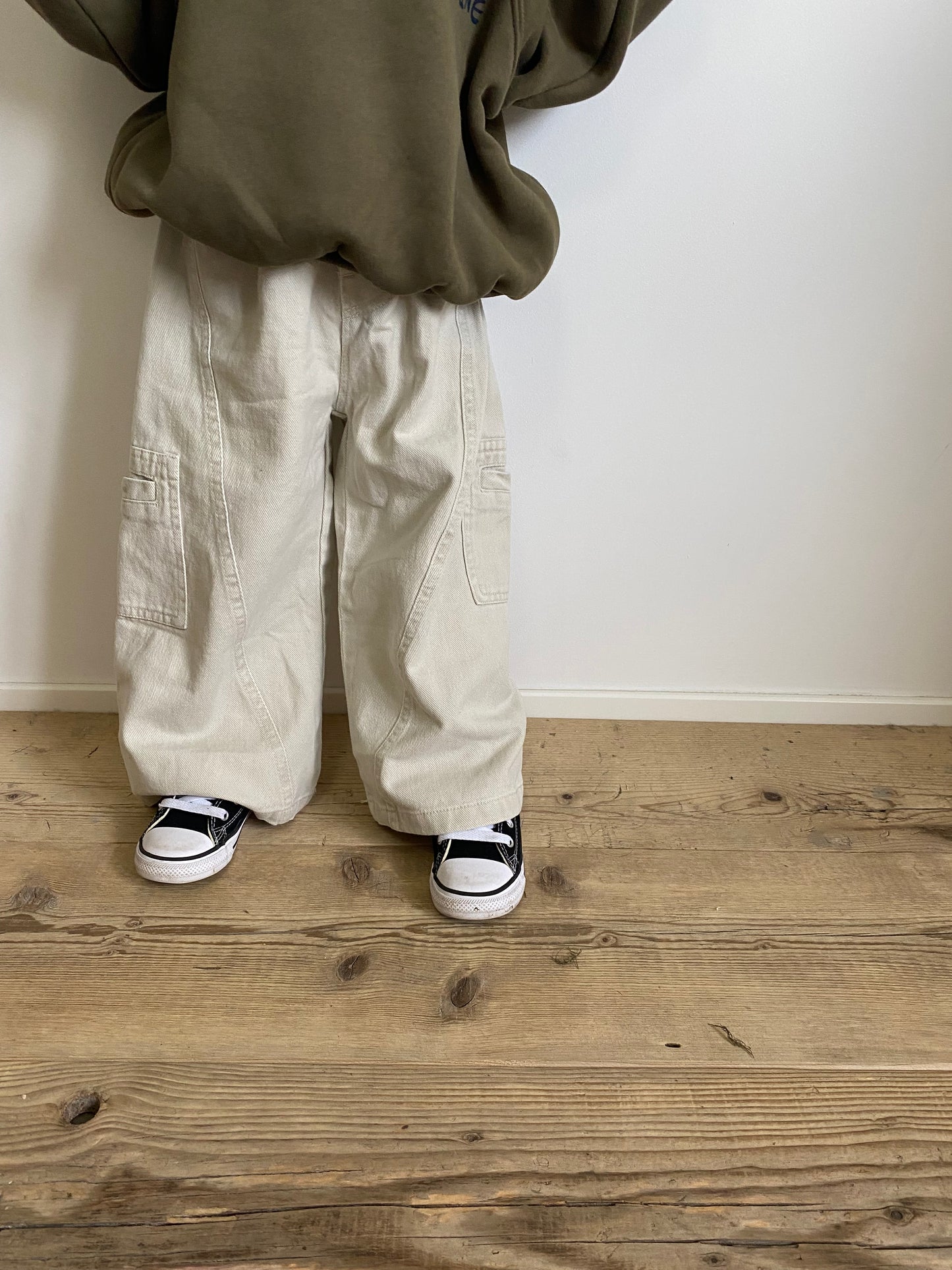 Pantalone con cucitura asimmetrica