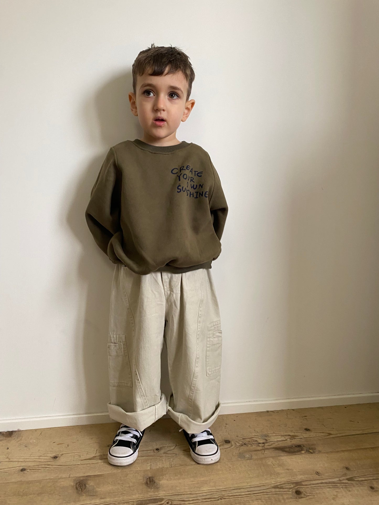 Pantalone con cucitura asimmetrica